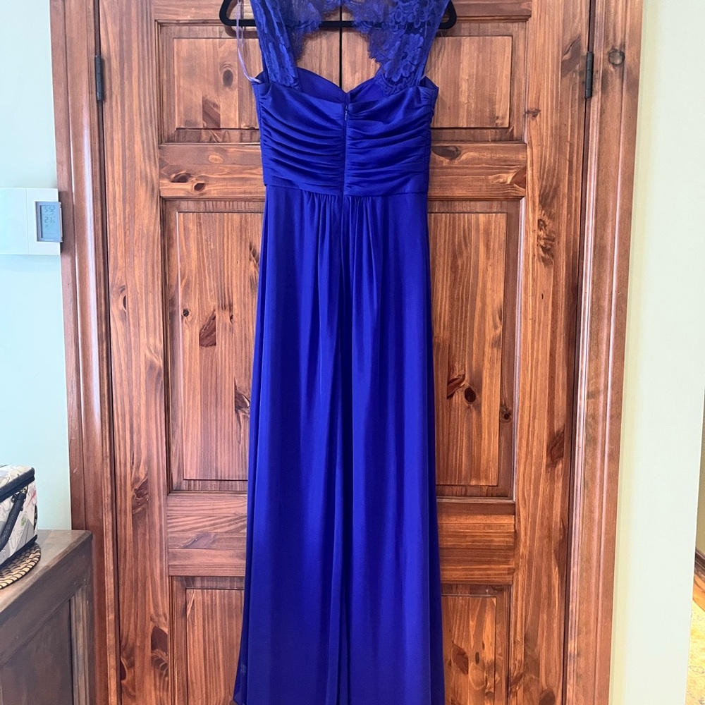 Elegant Lace Evening Gown - Picture 6 of 7